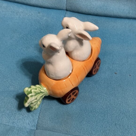Cracker Barrel Salt And Pepper Shakers, Bunnies, Rabbits, In Carrot Car - Picture 3 of 7